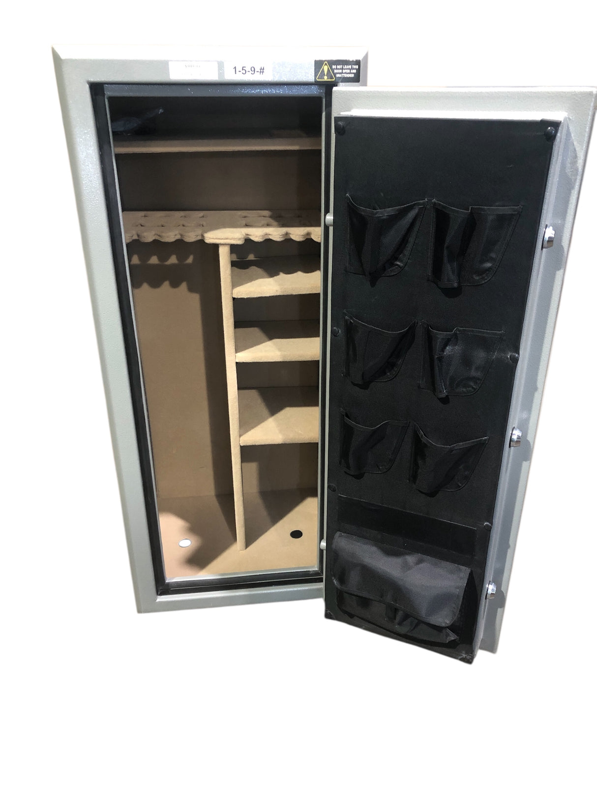 SAFEWELL GRIS – CAPACITÉ D'ARMES : 24 – DIMENSIONS : 1400 x 597 x 527 MM (23,5" x 20,75" x 55") – POIDS : 145,2 KG – RÉSISTANT À L'EAU ET AU FEU PENDANT 45 MINUTES - CHIEN NON-INCLUS