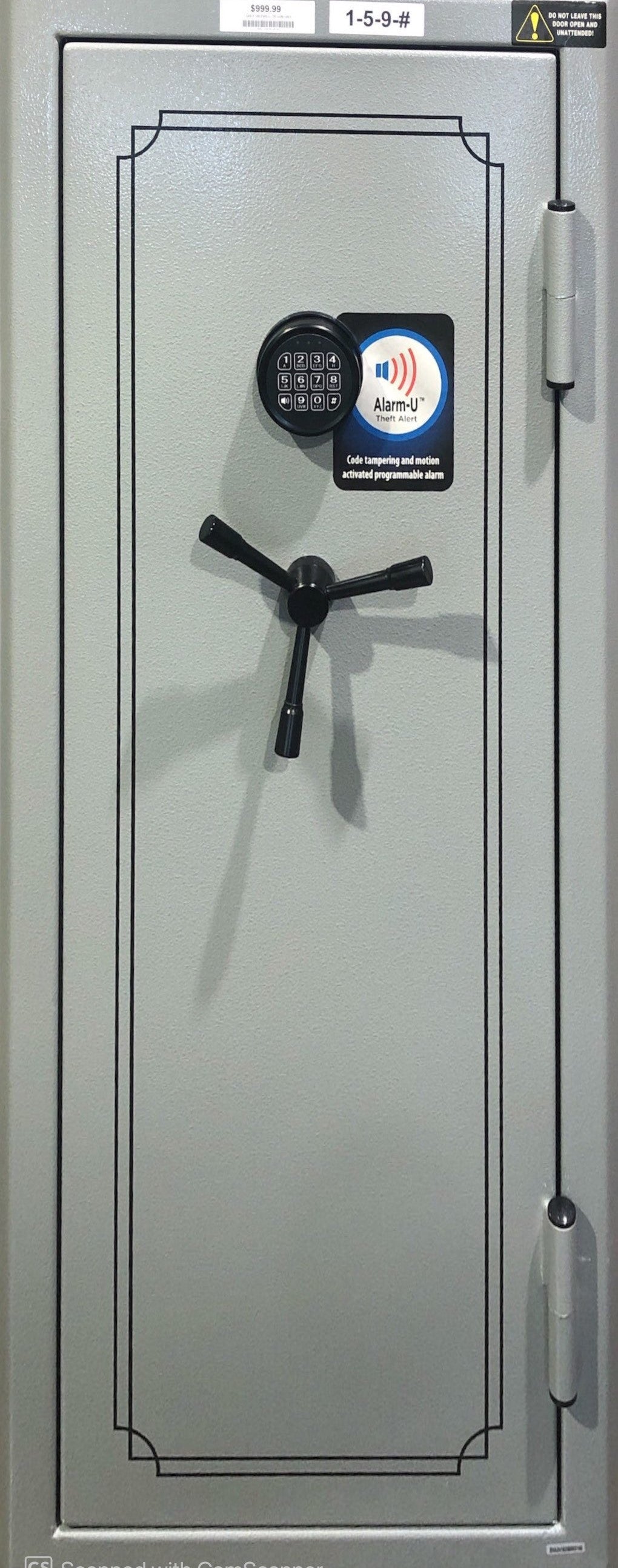 SAFEWELL GRIS – CAPACITÉ D'ARMES : 24 – DIMENSIONS : 1400 x 597 x 527 MM (23,5" x 20,75" x 55") – POIDS : 145,2 KG – RÉSISTANT À L'EAU ET AU FEU PENDANT 45 MINUTES - CHIEN NON-INCLUS